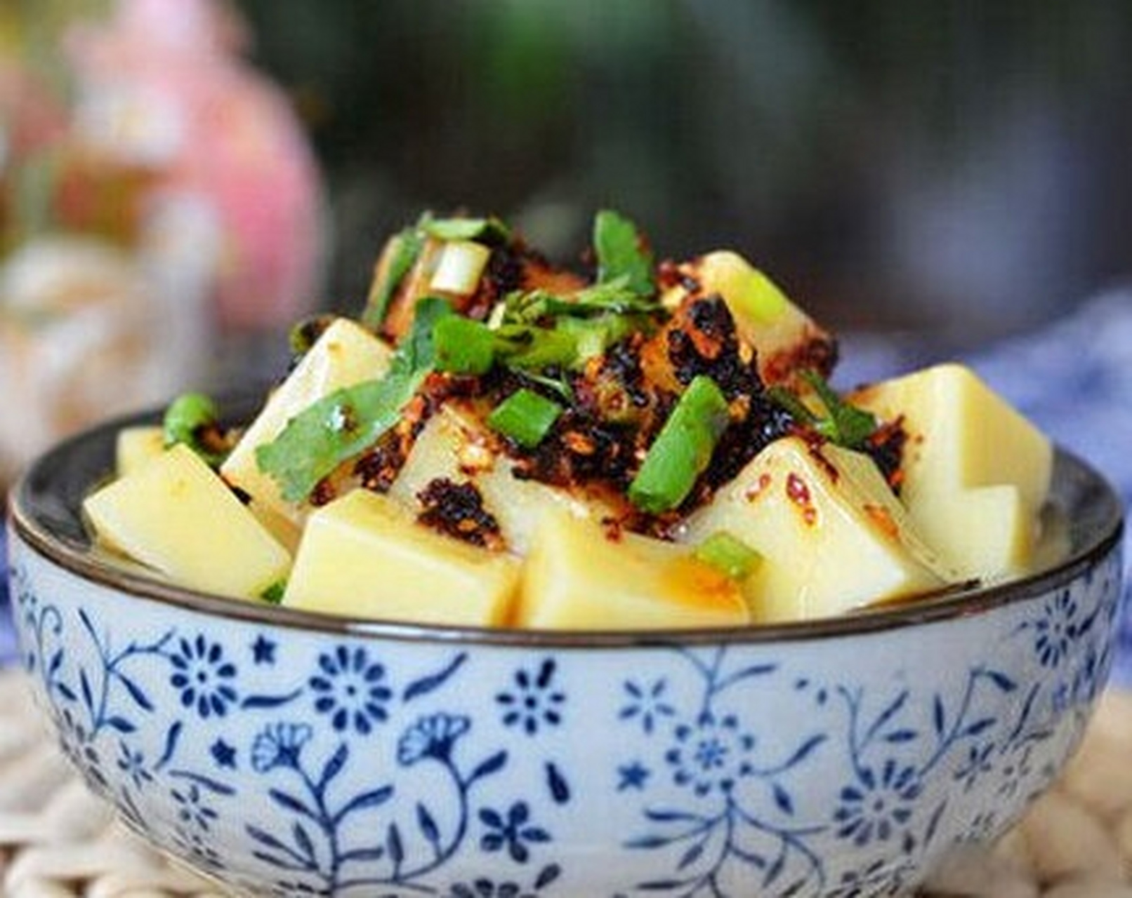 【香辣米豆腐】米豆腐切成1厘米见方的小块;植物油烧热后稍放凉,浇在