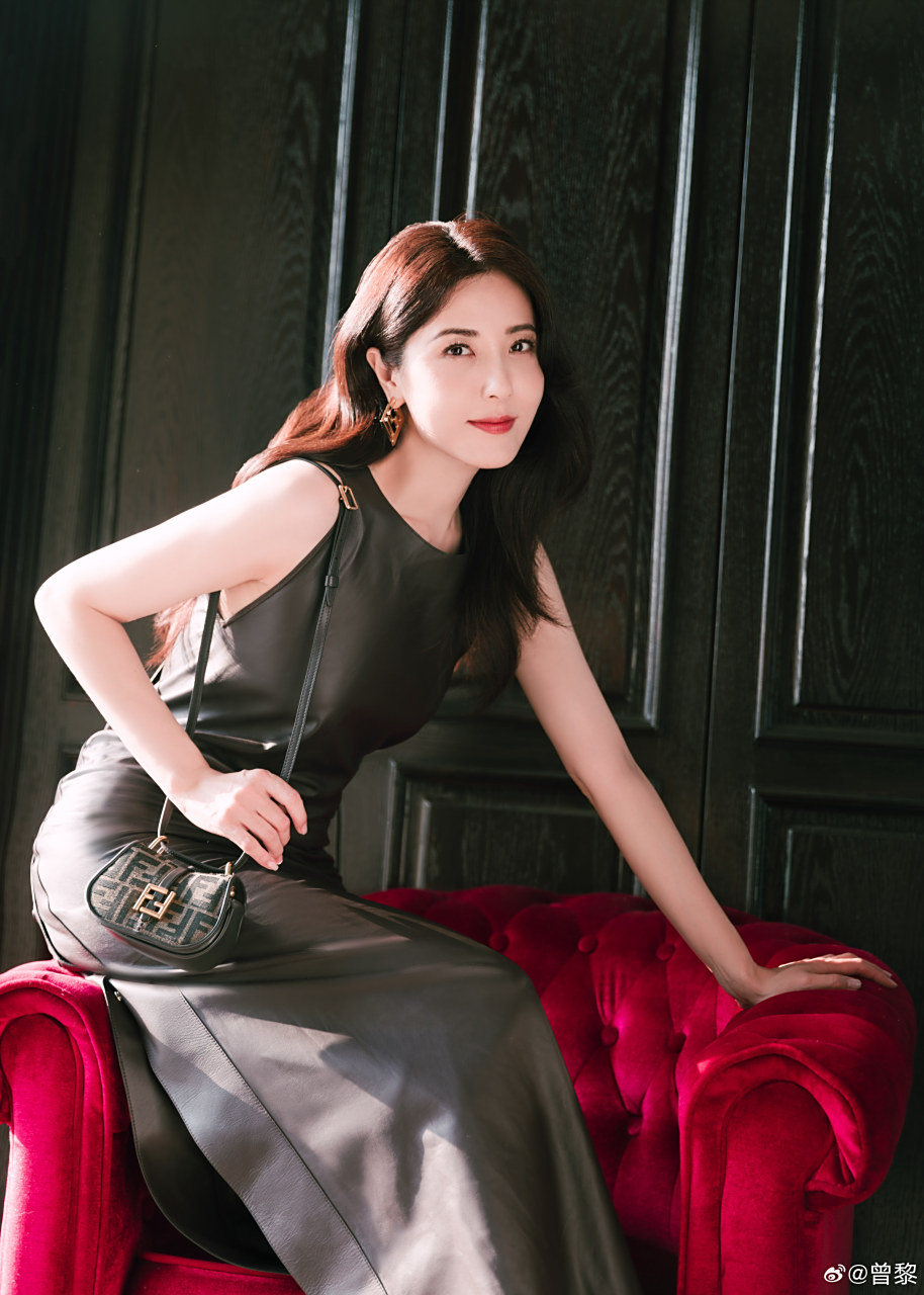 曾黎的穿搭公式# 分享我的职场高质感通勤穿搭,选一条修身无袖款皮裙