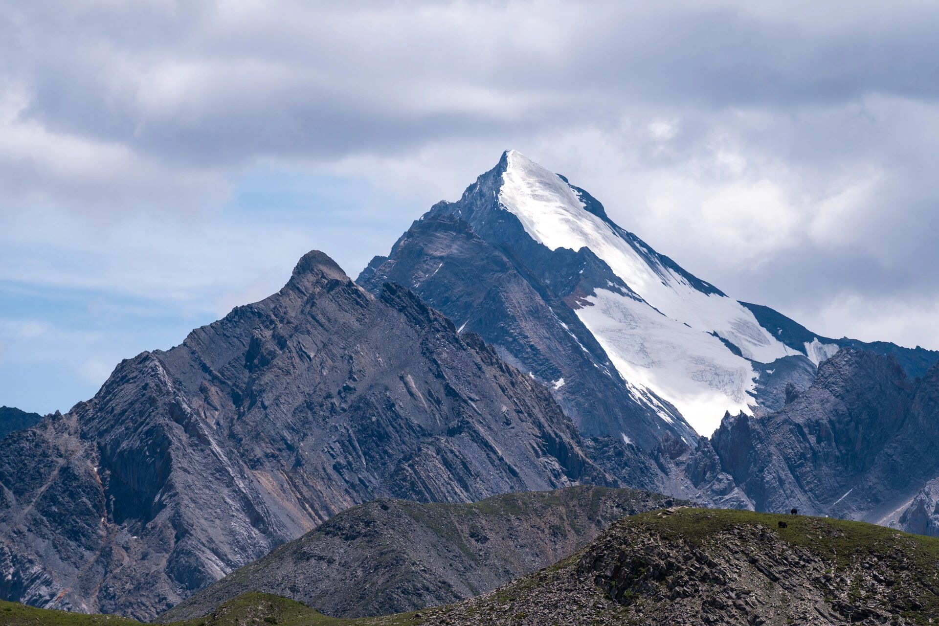 雪宝顶位于松潘县境内,是岷山山脉主峰,最高海拔5588米,岷山主峰