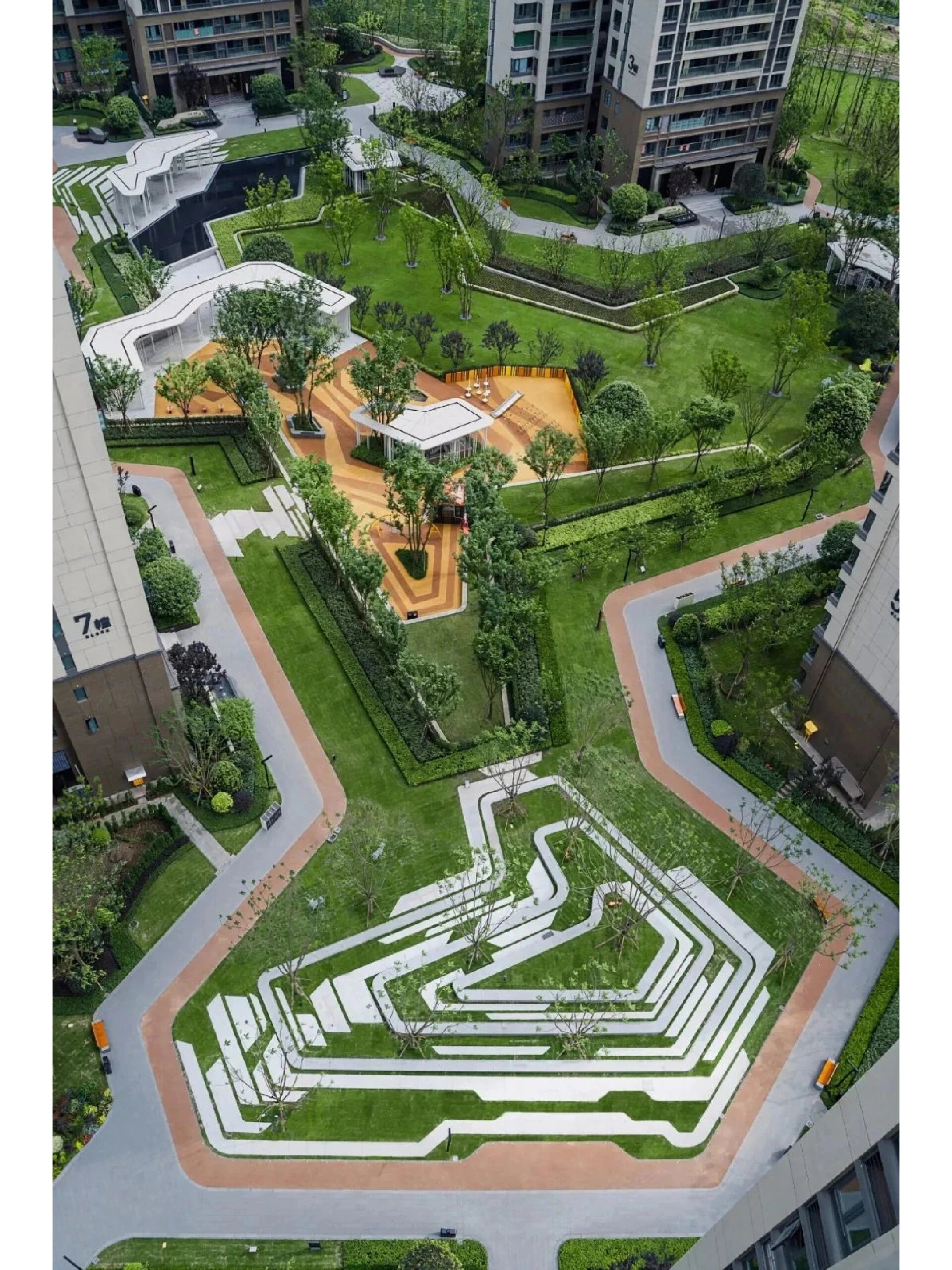 折线景观具有现代感的设计形式,自由的设计手法,复杂的空间体验和