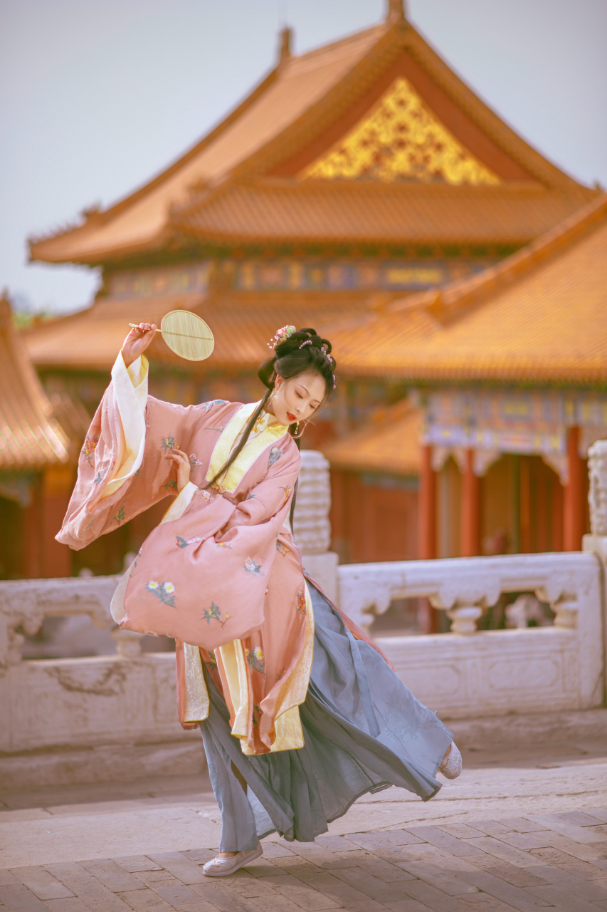 故宫旅拍|一生一定要拍一次的故宫写真92 暖黄宫墙下宛如一朵娇羞的