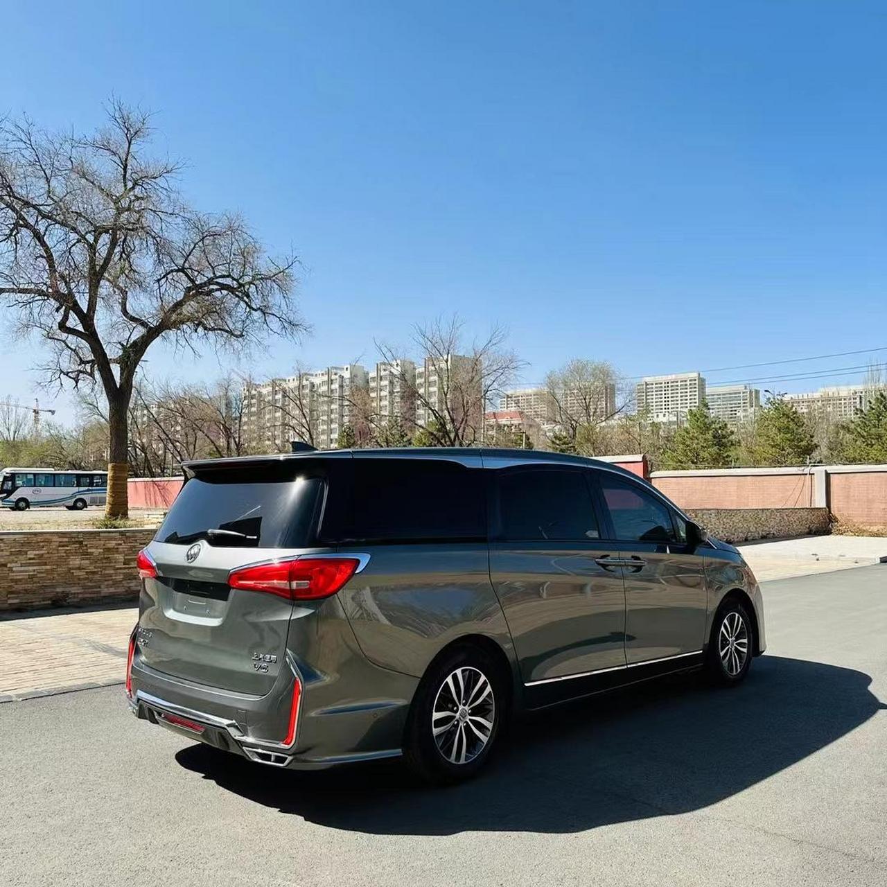 17年别克gl8es旗舰版,2.0t自动顶配,蒙娜丽莎前脸 裸车39.