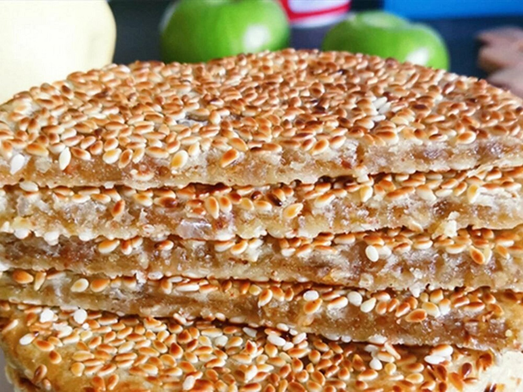 冰薄月饼具有与众不同的纤薄外形,香气浓郁,酥软适当,甜而不腻,营养