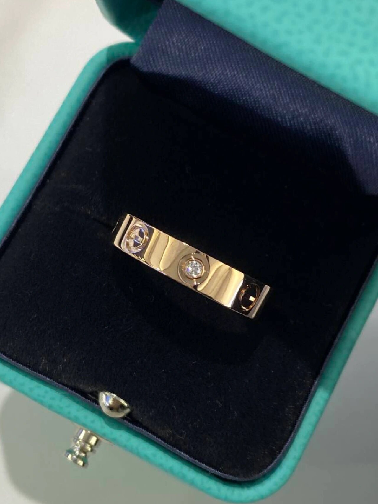 Купить копии брендовых сумок-cartier_три кольца_му