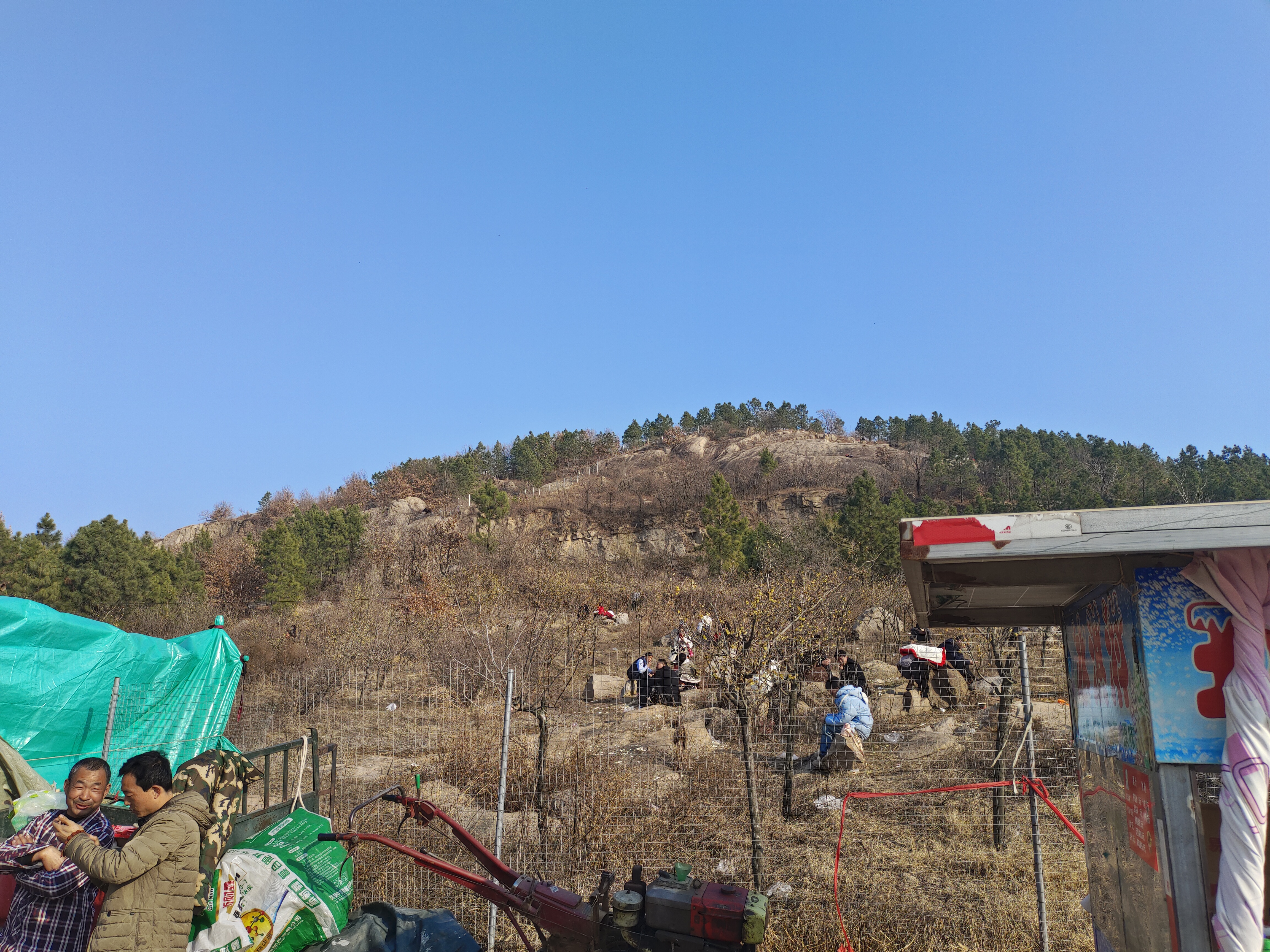 塔子山原名精山,后又称塔直山,因塔顶有九阶古塔而得名.