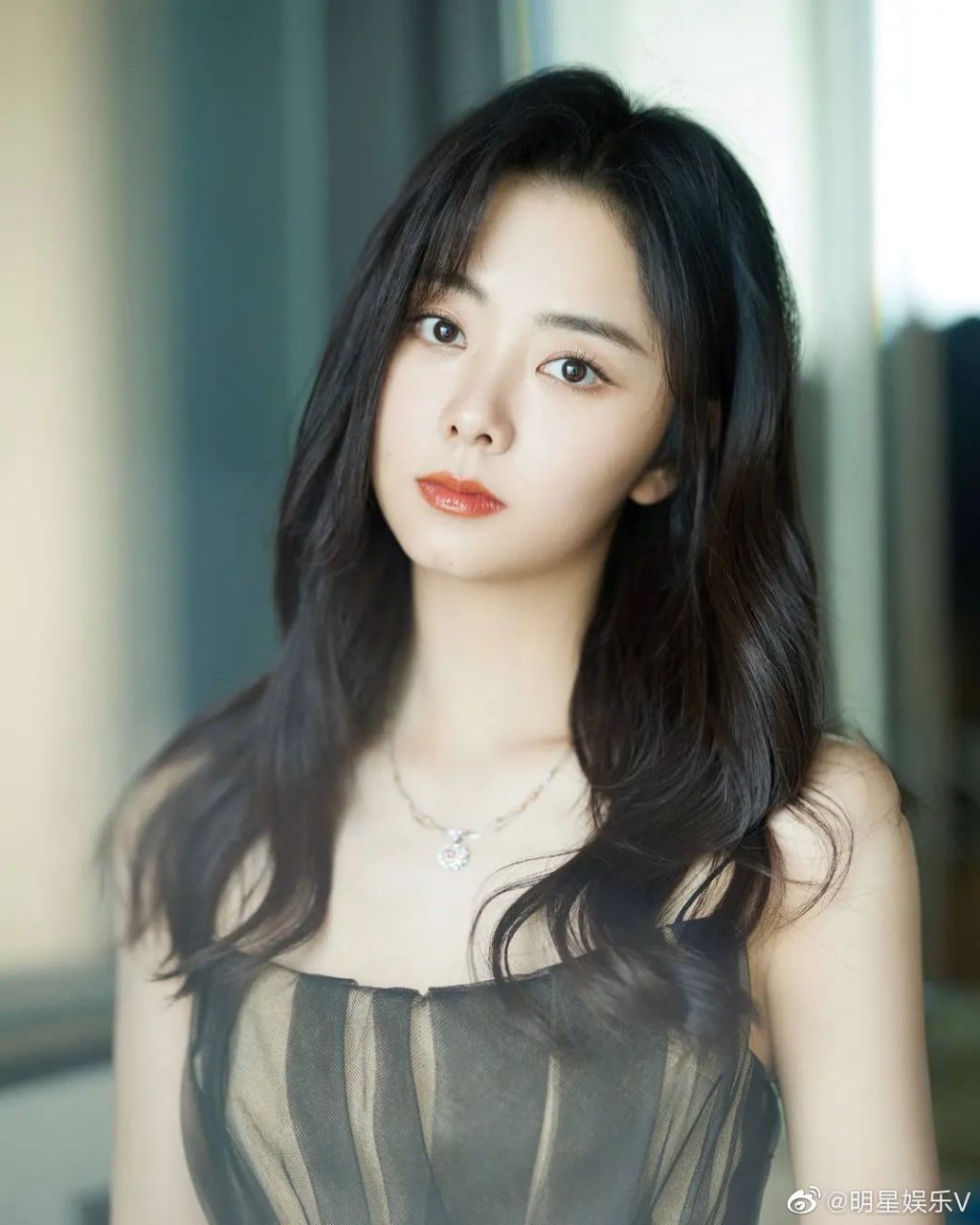 谭松韵# 一抹暗金抹胸礼服,又甜又美!