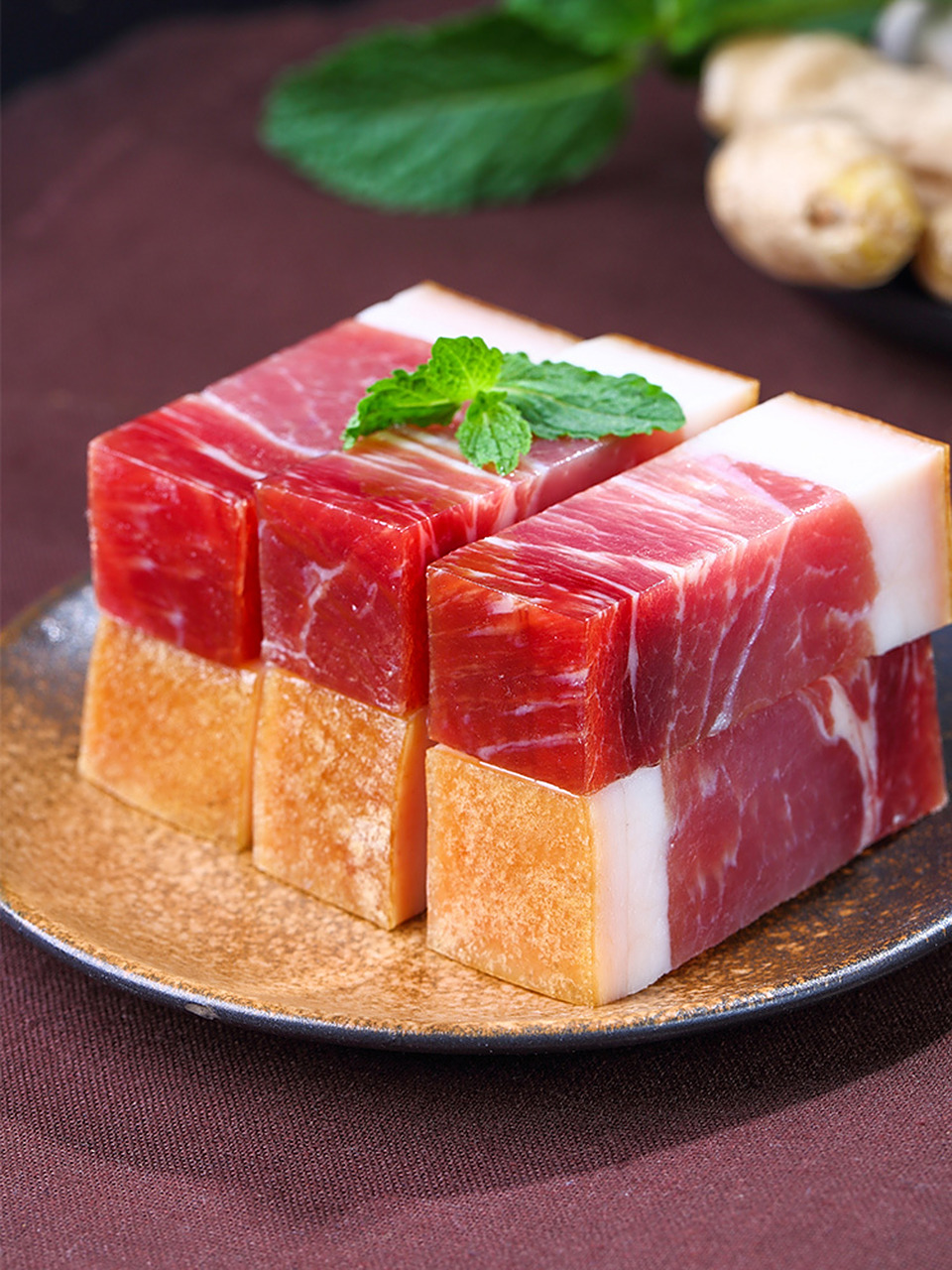 宣威火腿,云南省著名地方特产之一,因产于宣威而得名.