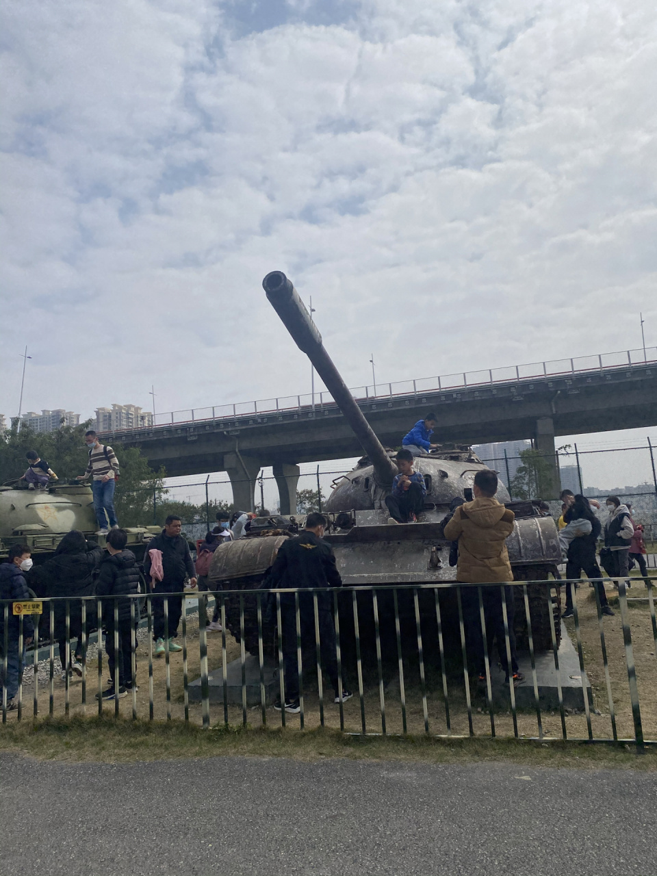 门票99:现场买票50一个人,小孩1米2以下免门票 可以在美团或某音上