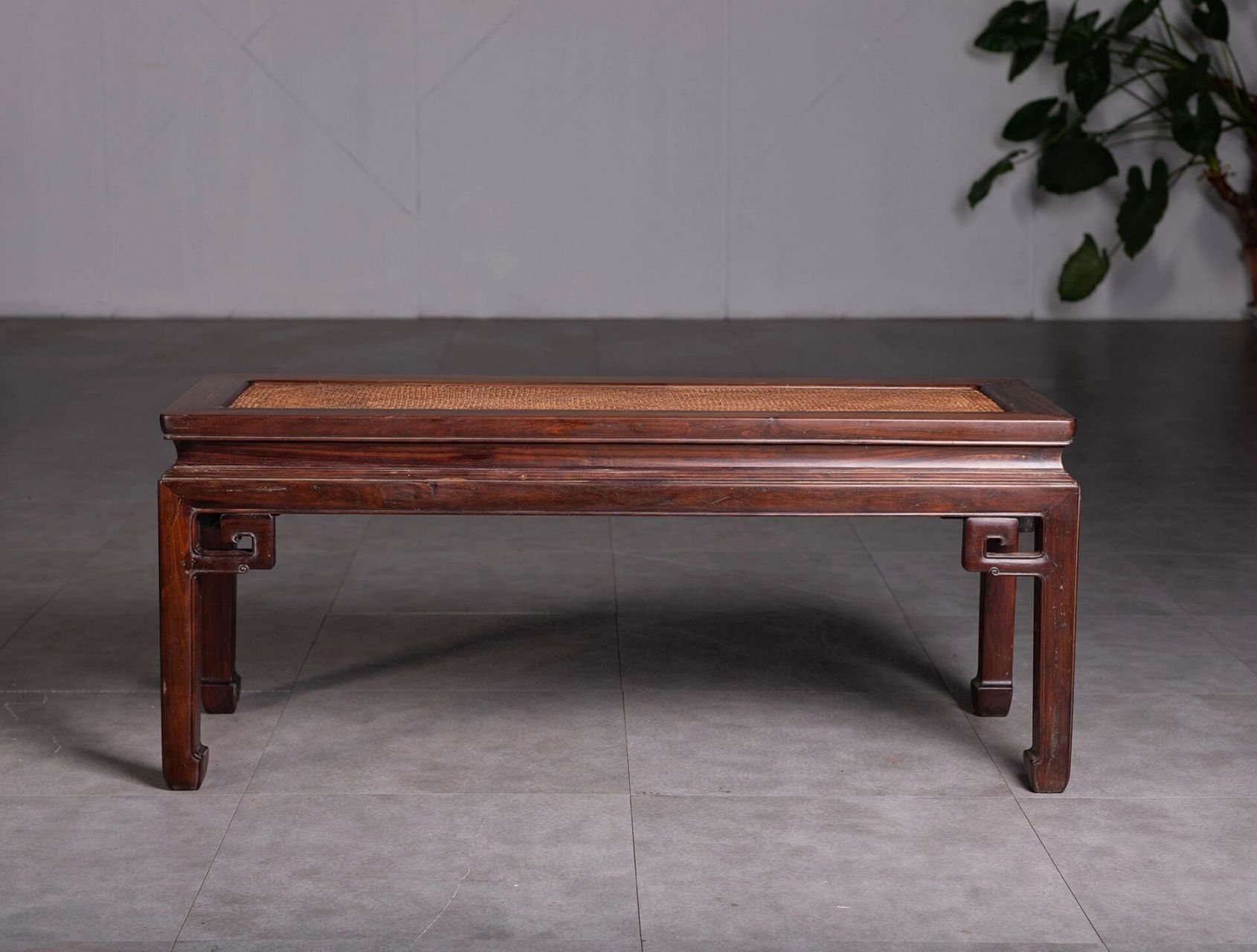 民国 老红木束腰马蹄足软屉春凳 【详情】春凳在古代应用甚广,陈元龙