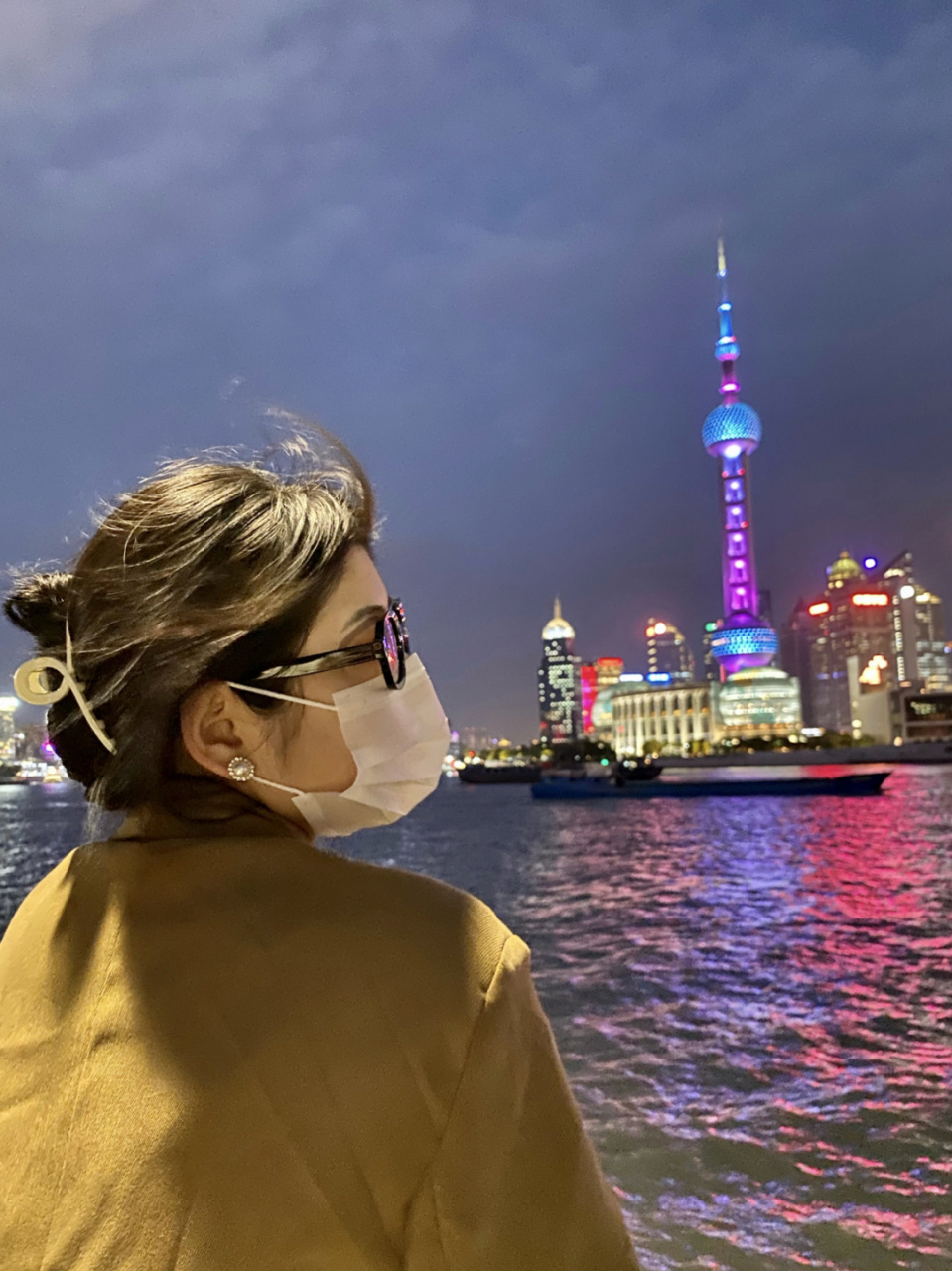 上海东方明珠77外滩拍照 口罩77墨镜绝对是拍照神器 外滩风巨大