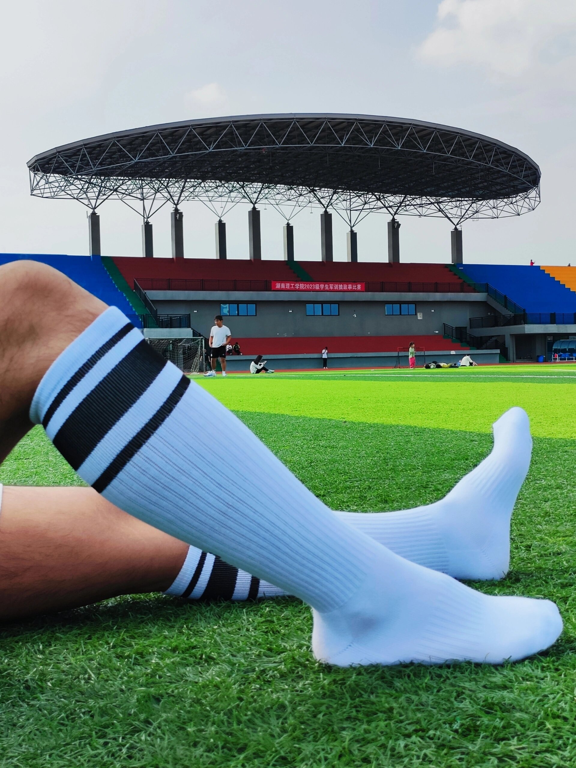 踢球时不可或缺的装备71 这种30cm长的足球袜真的能保护腿部肌肉!