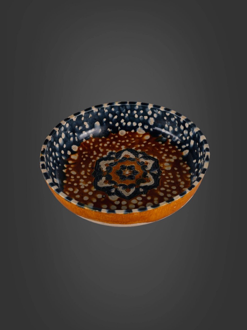 中国古代器物之美:唐代唐三彩盘子 唐三彩是一种低温釉陶器,三是一个