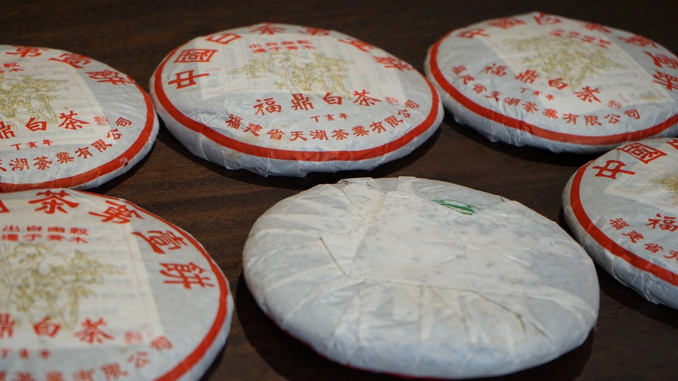 绿雪芽中国白茶第一饼1997年老寿眉 中国白茶第一饼,也就是传说中的"