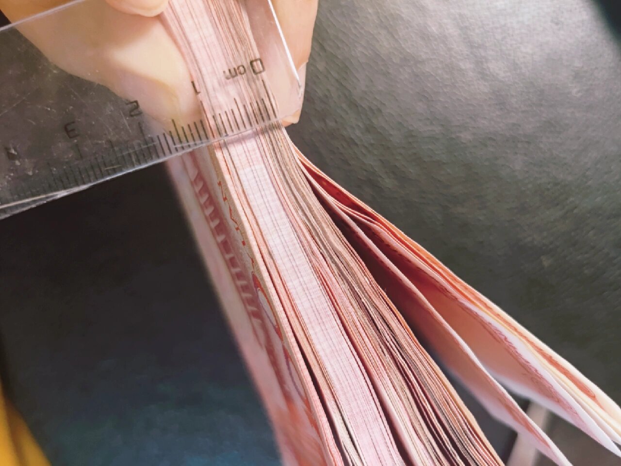 一万现金有多厚——1cm!