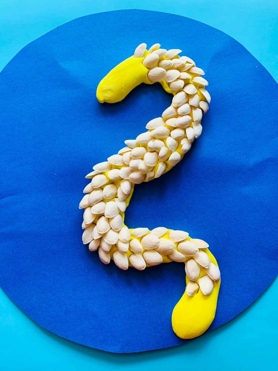 龙剪贴立体画 开心果壳不要扔,和孩子一起做手工 幼儿园手工作业