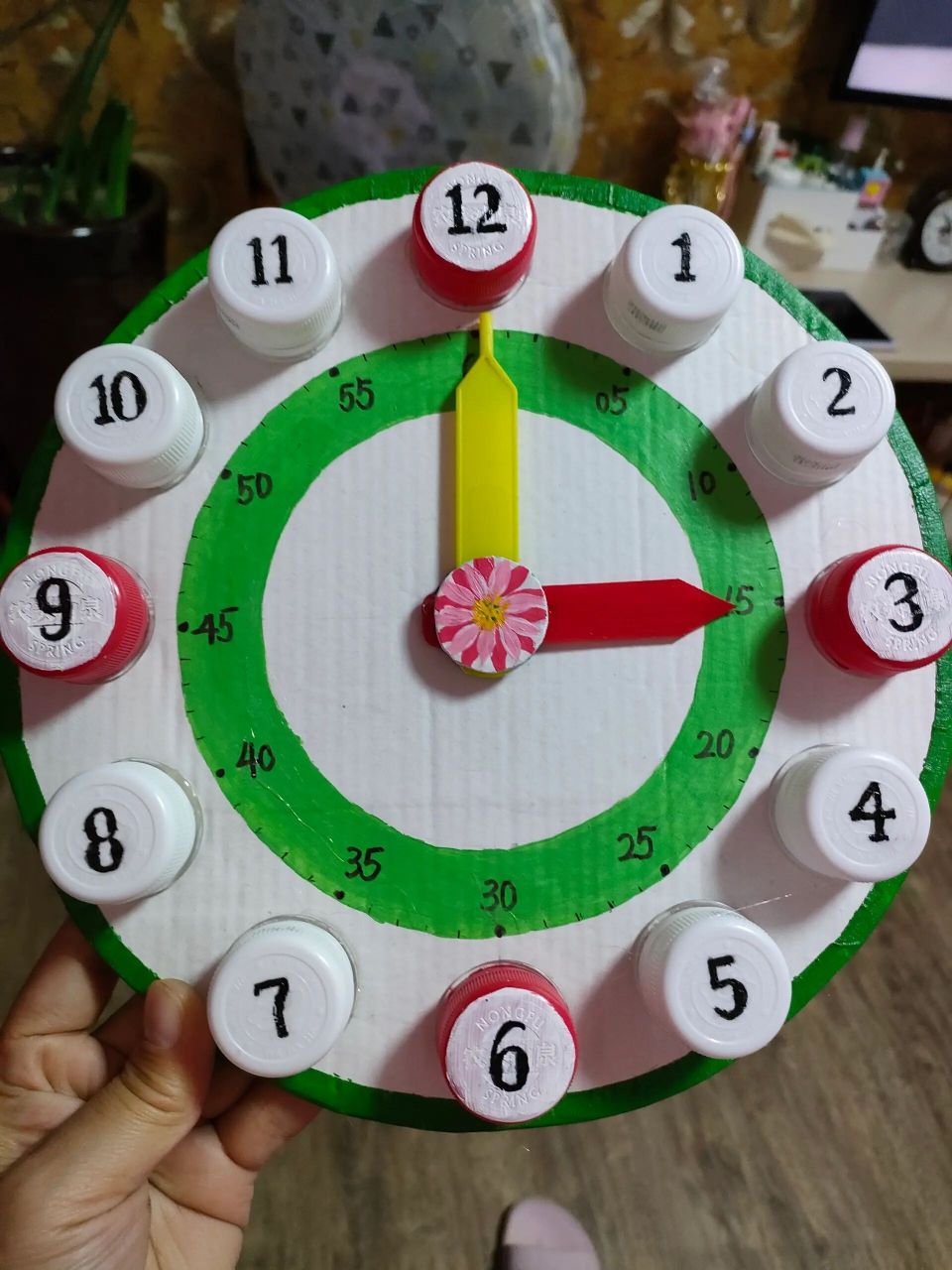 自制钟表教具74 用纸壳和矿泉水瓶盖给孩子做了个钟表教具,还是不错