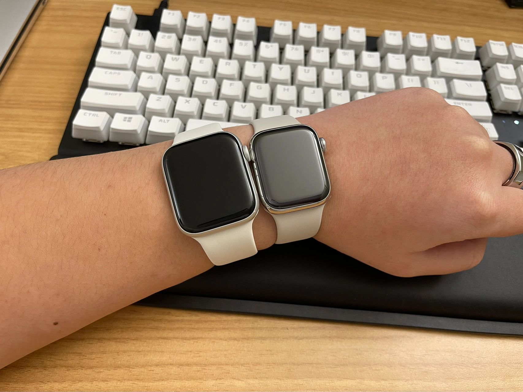 apple watch 尺寸对比,购买参考 图一左边是s5 44mm, 右边是s7 41mm.