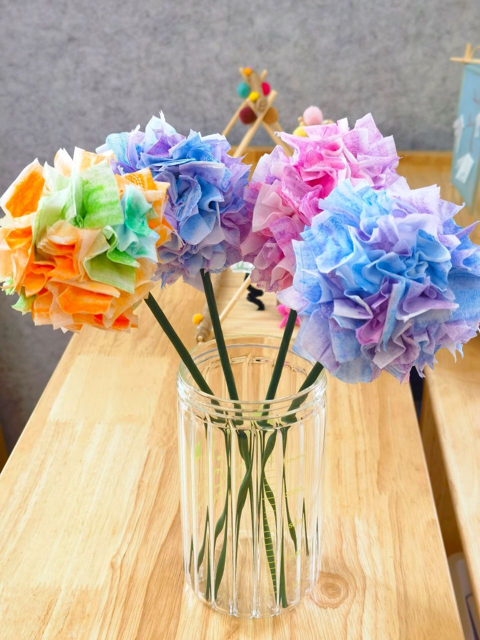 幼儿园纸艺绣球花 1,餐巾纸用油画棒涂色,刷成渐变两色.