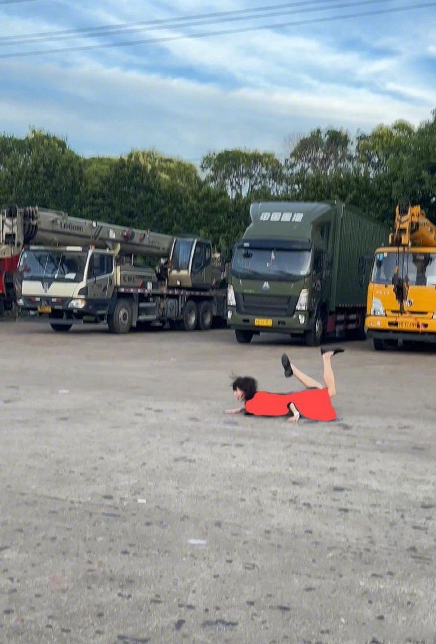 金晨分享一组玩滑板摔倒的照片! 太可爱了!