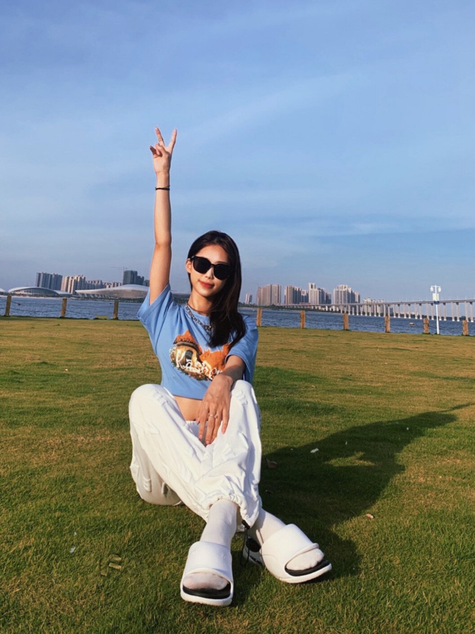 公园草地拍照姿势大全99辣妹穿搭77复古滤镜 夏天真的在公园草地