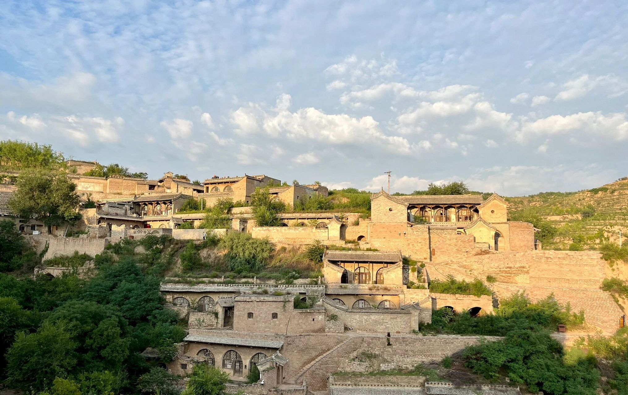 李家山村住窑洞