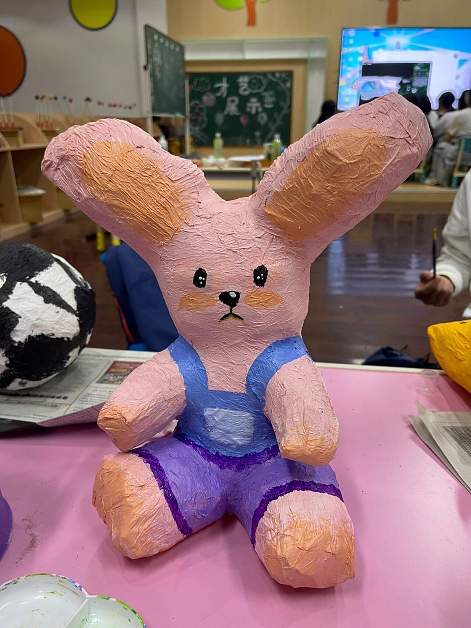 纸塑 报纸环创 可以和小宝贝一起做的手工哦     这个是用废旧报纸