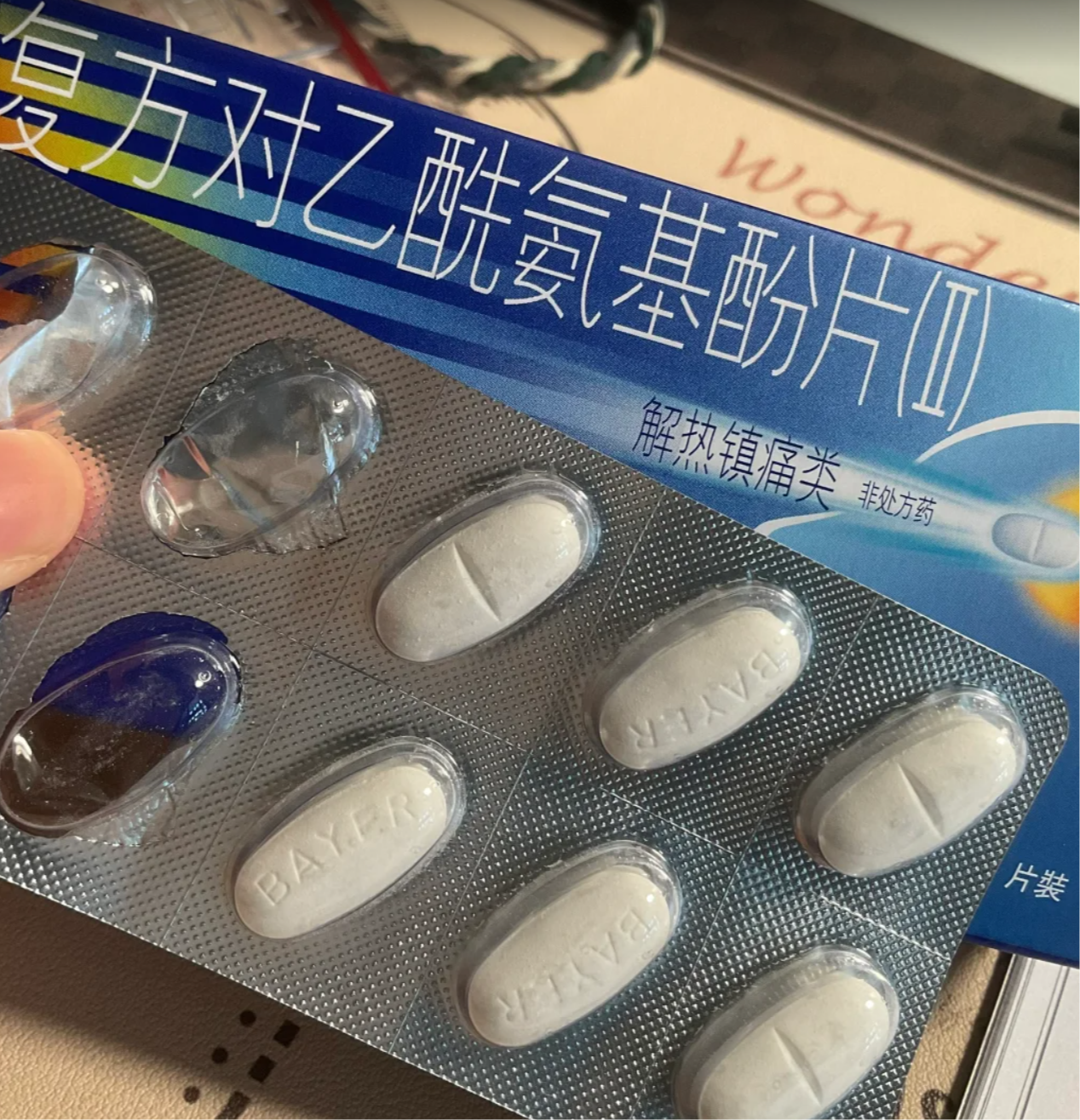 孩子只是发烧没有其他症状,最常见的原因是感冒或上呼吸道感染早期