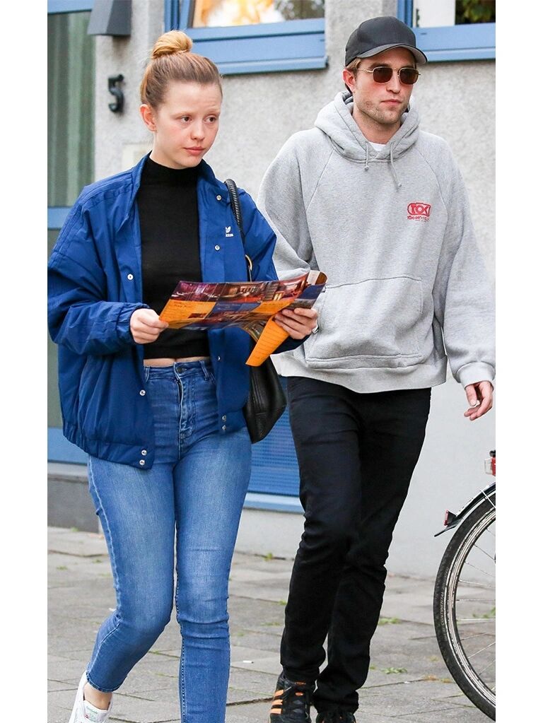 罗伯特与有千丝万缕关系的mia goth德国逛街 2017年8月份的时候