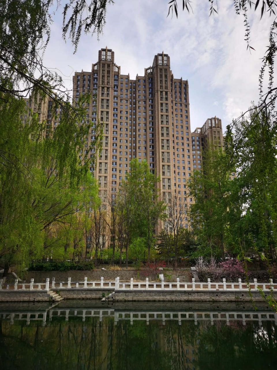 朝阳望京的ceo盘远洋万和公馆,在北小河的北面看比较挺拔,整体建筑