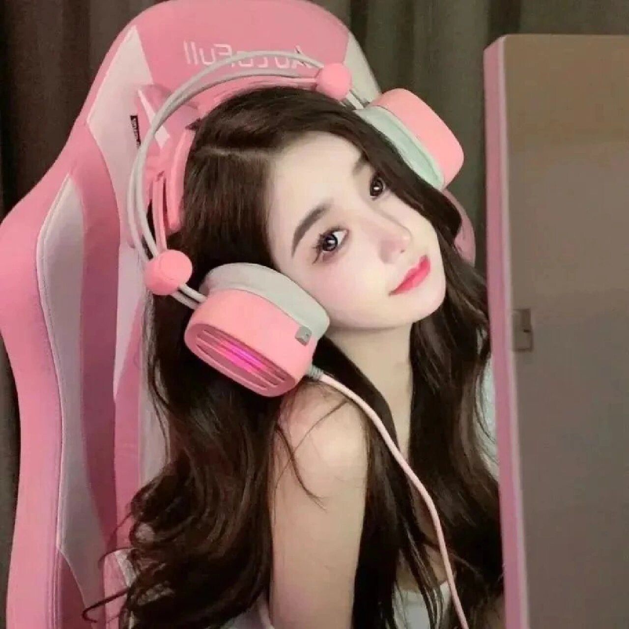 女生粉色系电竞真人头像