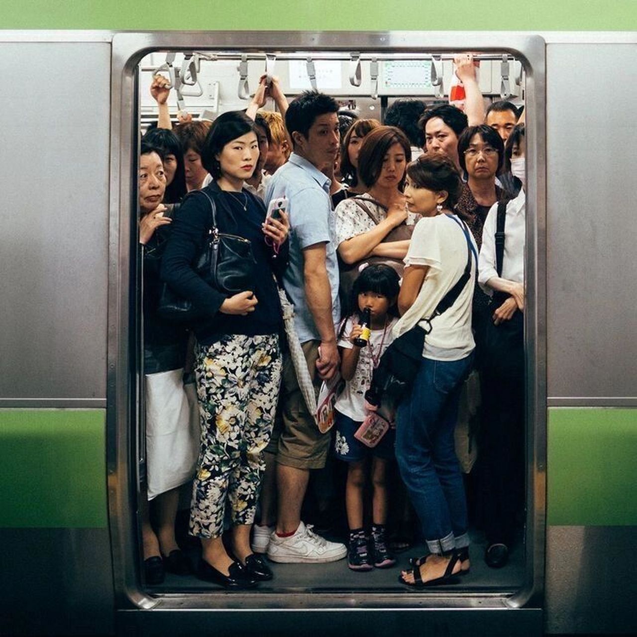 速写拥挤的地铁车厢 画人人人人 日渐潦草