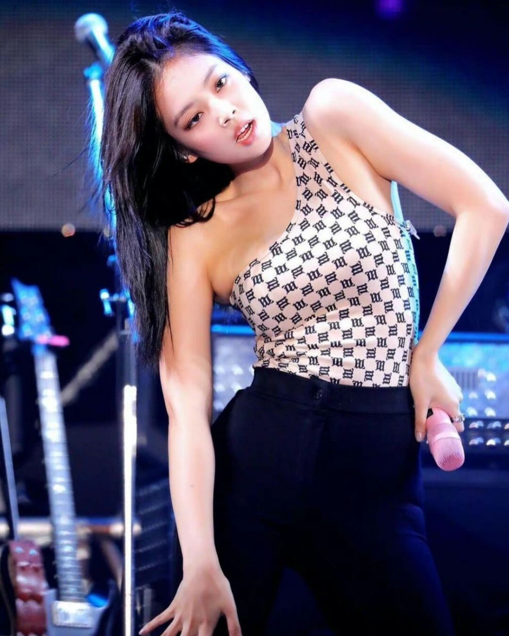 jennie金珍妮舞台秀出直角肩,太美太甜!