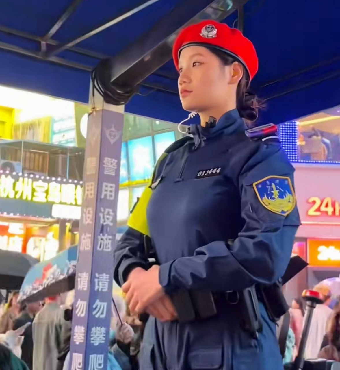 英姿飒爽的长沙女特警,制服越来越好了.红色贝雷帽很有辨识度
