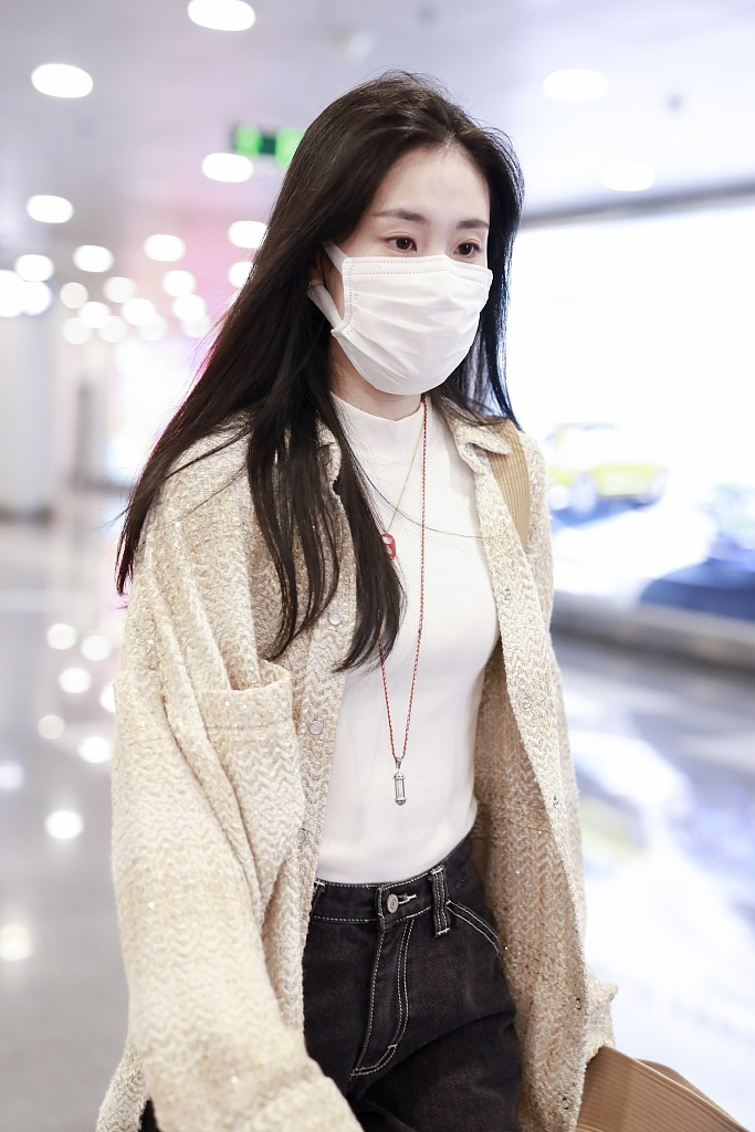 明星生图大赏# #娱乐最前沿# 5月7日,@张碧晨 现身北京机场.