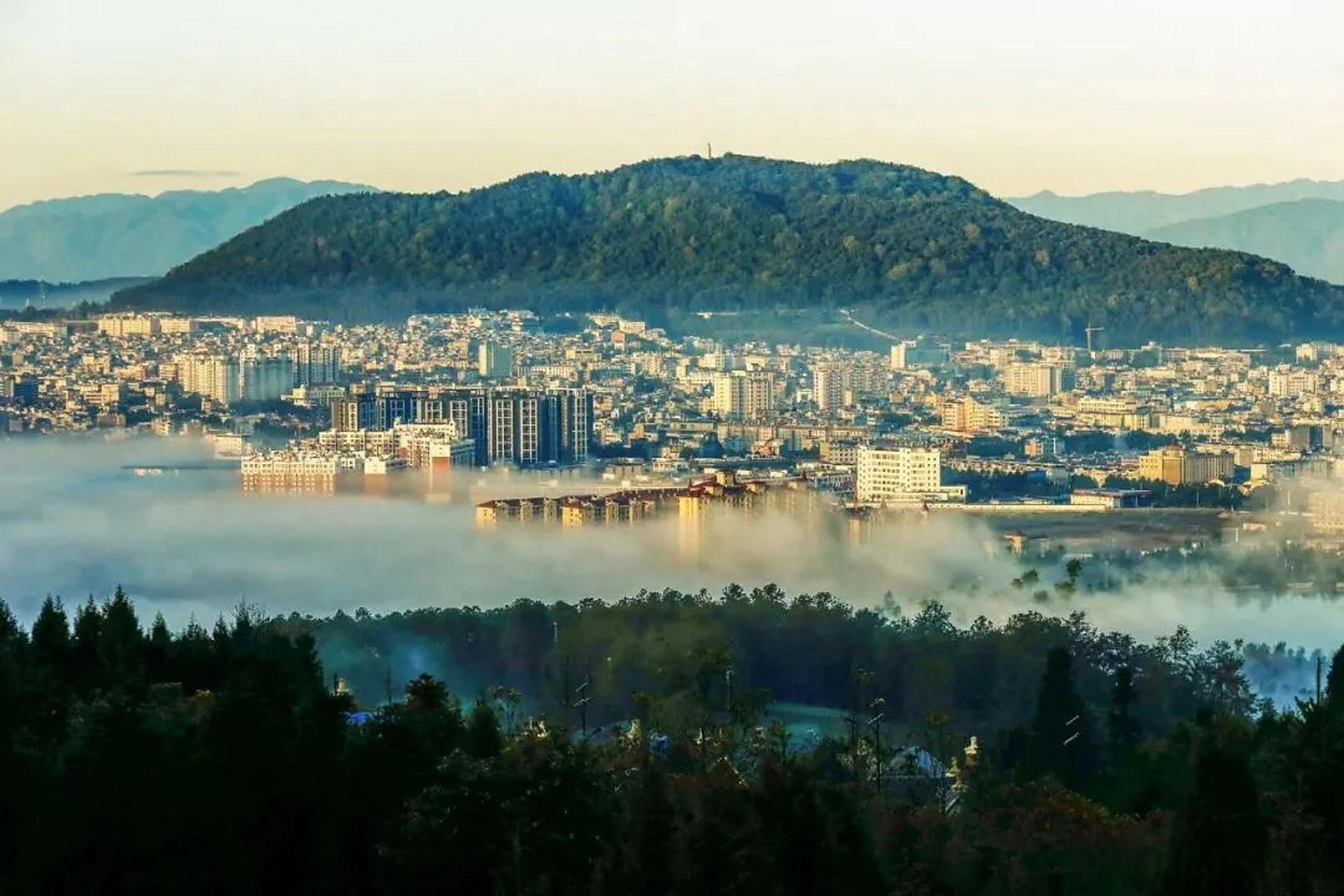 云南保山腾冲,素有"极边第一城"之称,位于中国人口地理分界线(又称"