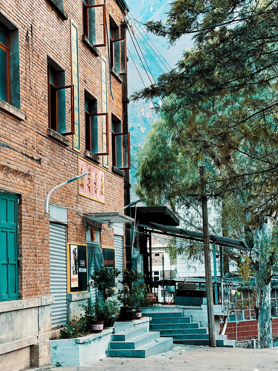 易门小绿汁位于云南省玉溪市易门县绿汁镇,原本是一个繁华的铜矿,废弃