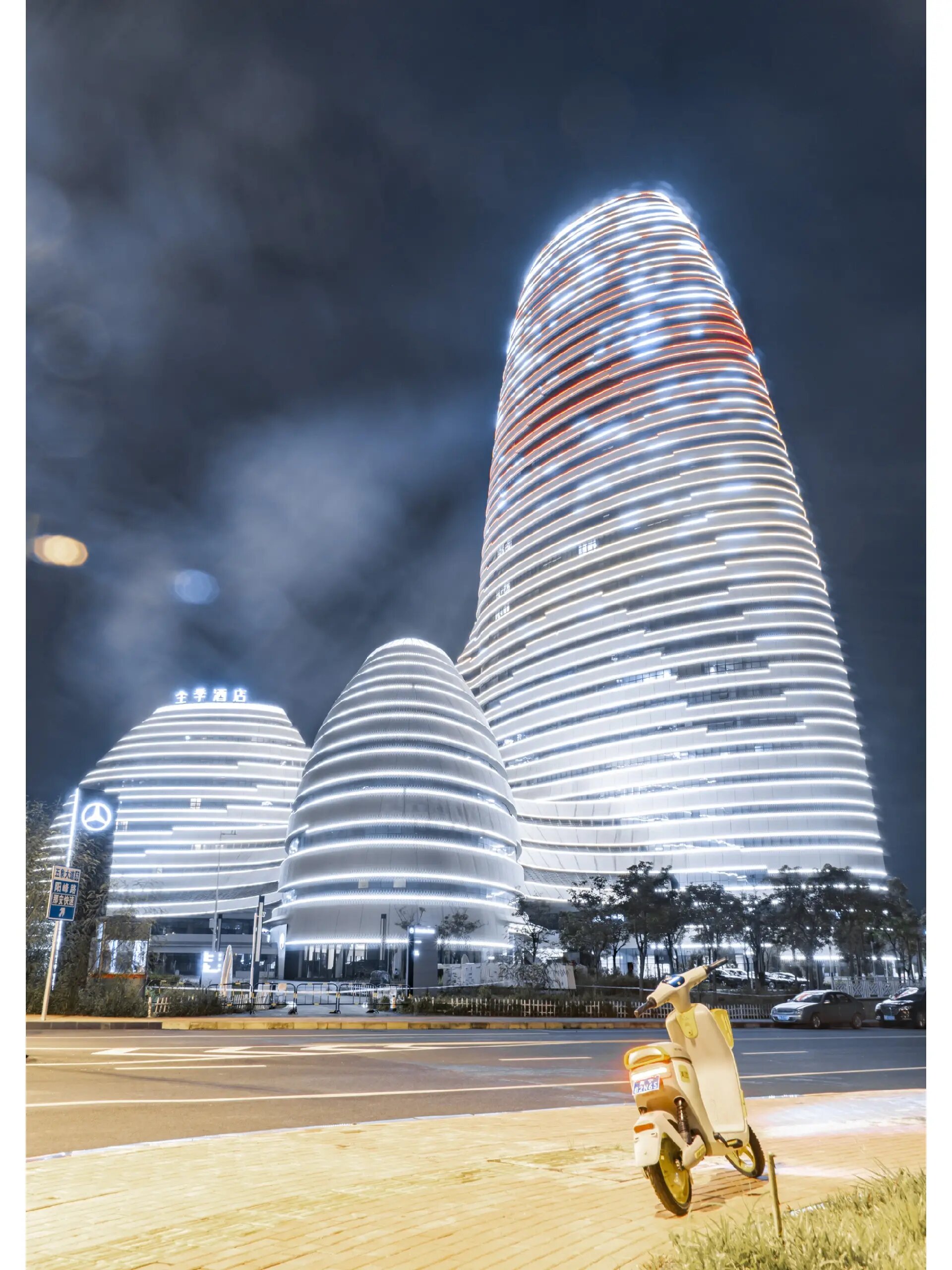 这个楼的名字叫做广西新媒体中心大厦,位于南宁市良庆区,距离最近的