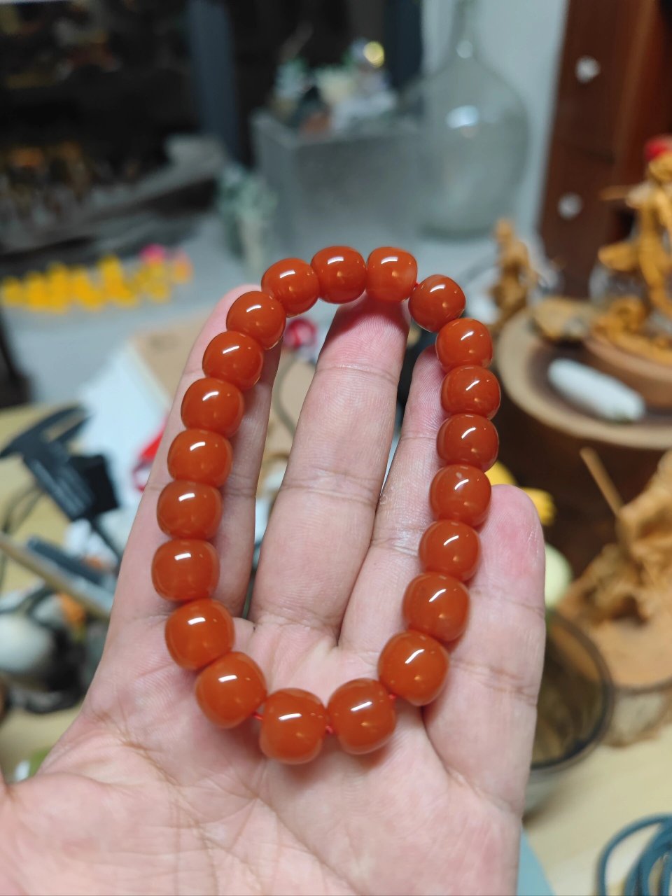 南红看保山,保山最具珠宝感的料子出自西山,西山最顶级的冰红出自河湾