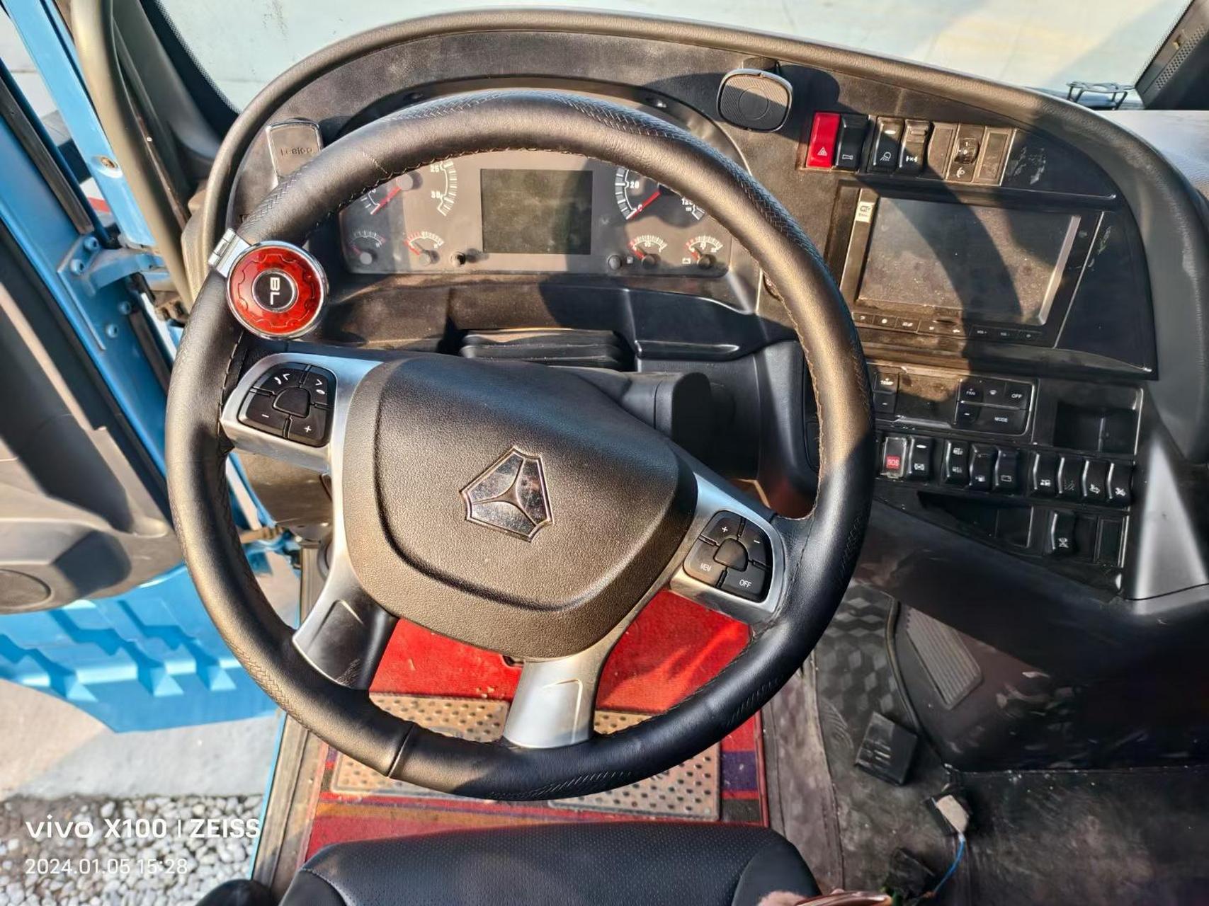 处置一台22年汕德卡4x2单驱牵引车/480马力/重汽自动挡变速箱/气囊