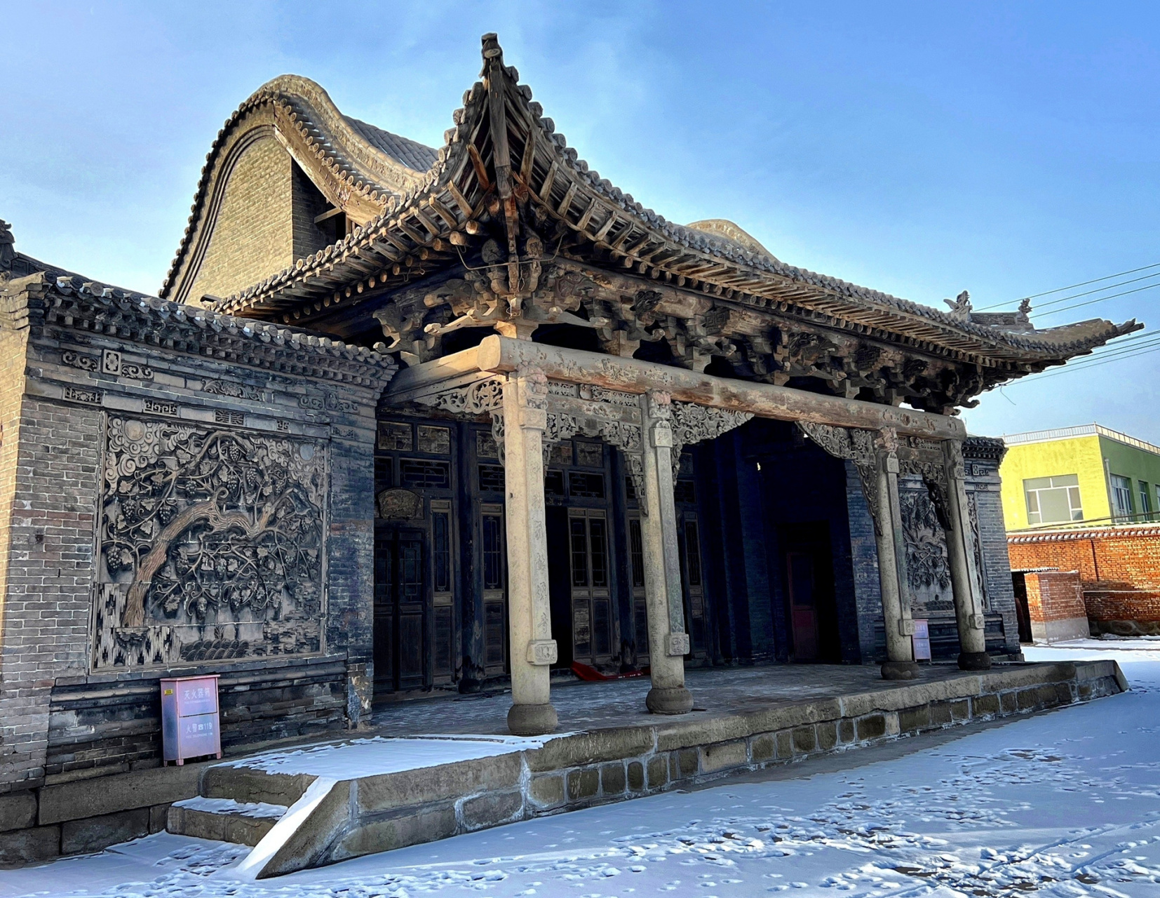 该寺宋代名"宝林禅院",辽,金时期称"宝安寺",明,清两代为"宝梵寺".