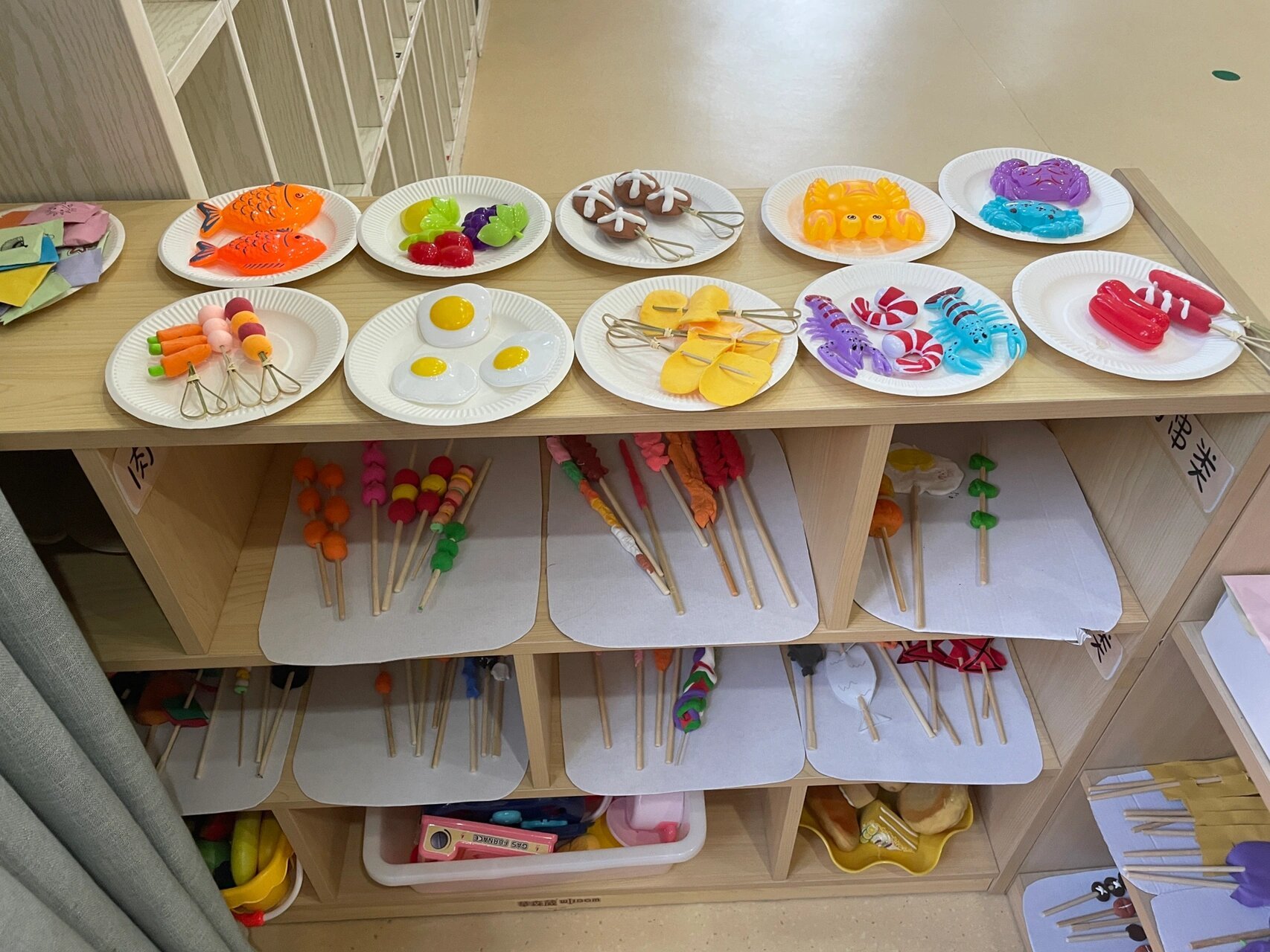 幼儿园区角 烧烤区 幼儿园角色区环创,烧烤区 有各种美味的烤串,饮料