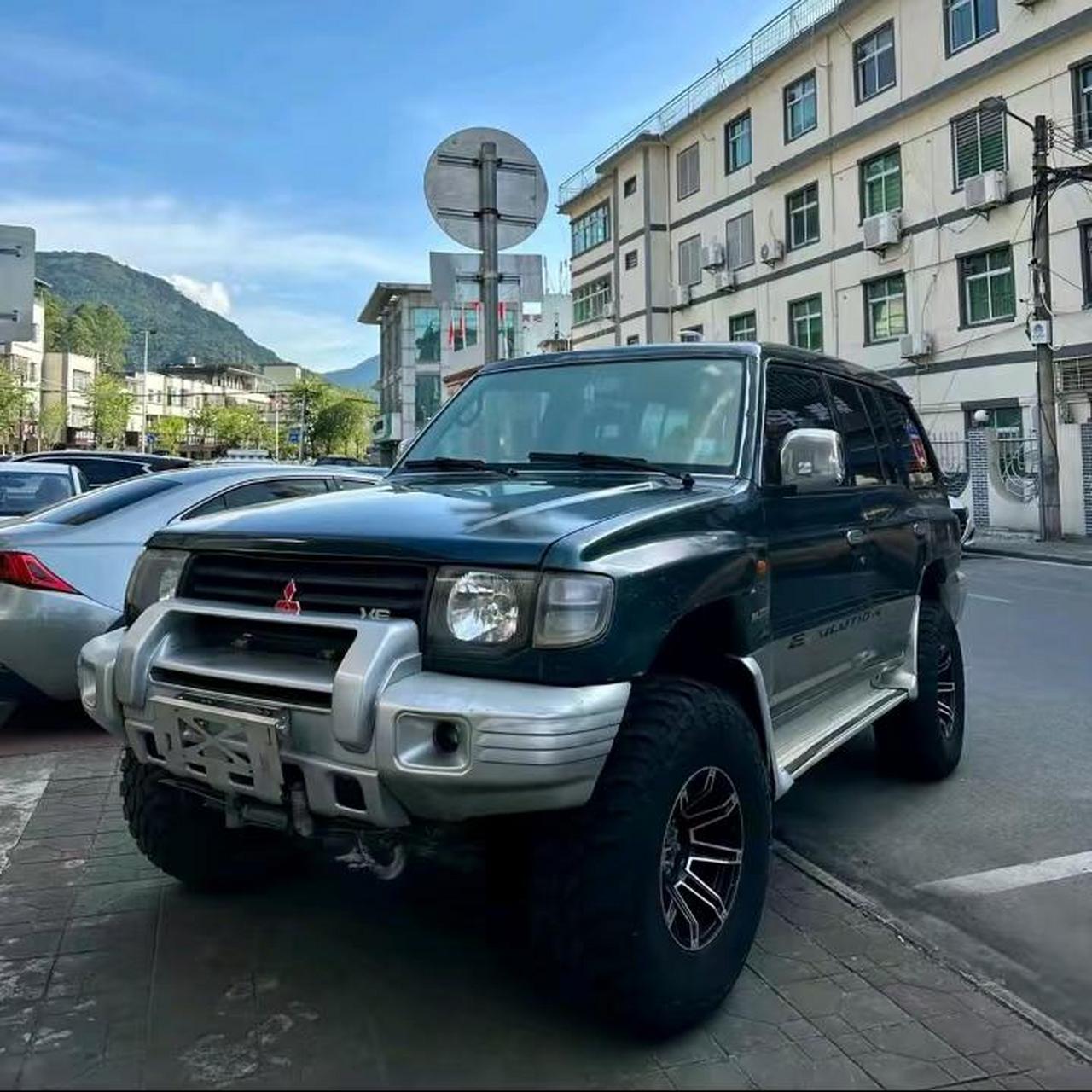 帕杰罗v33 手续齐全   改了,避震,轮毂,轮胎,绞盘改    带后锁