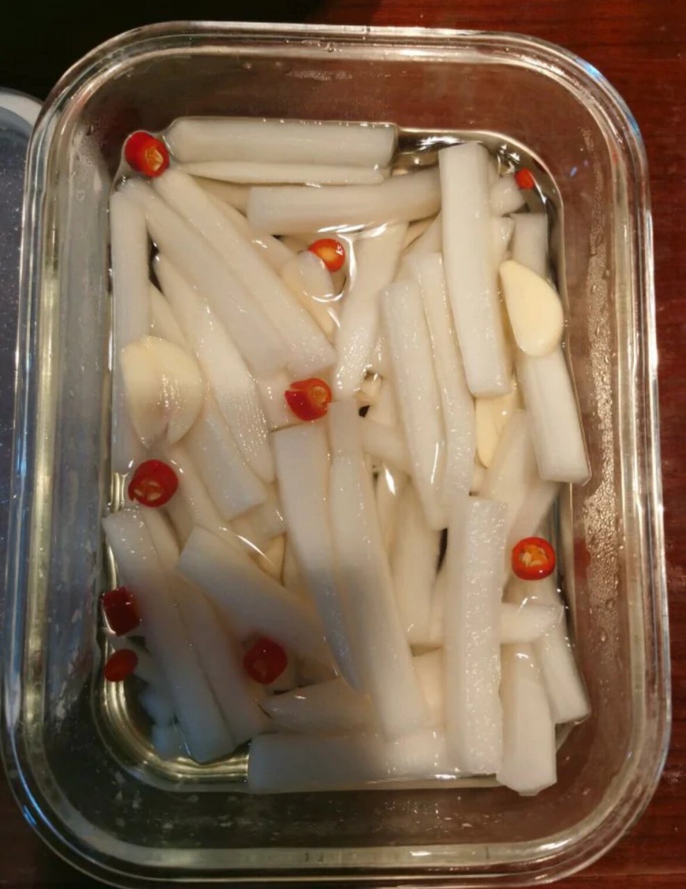 做法95 11566白萝卜洗干净去皮切成条状或块状,小米辣切段备用