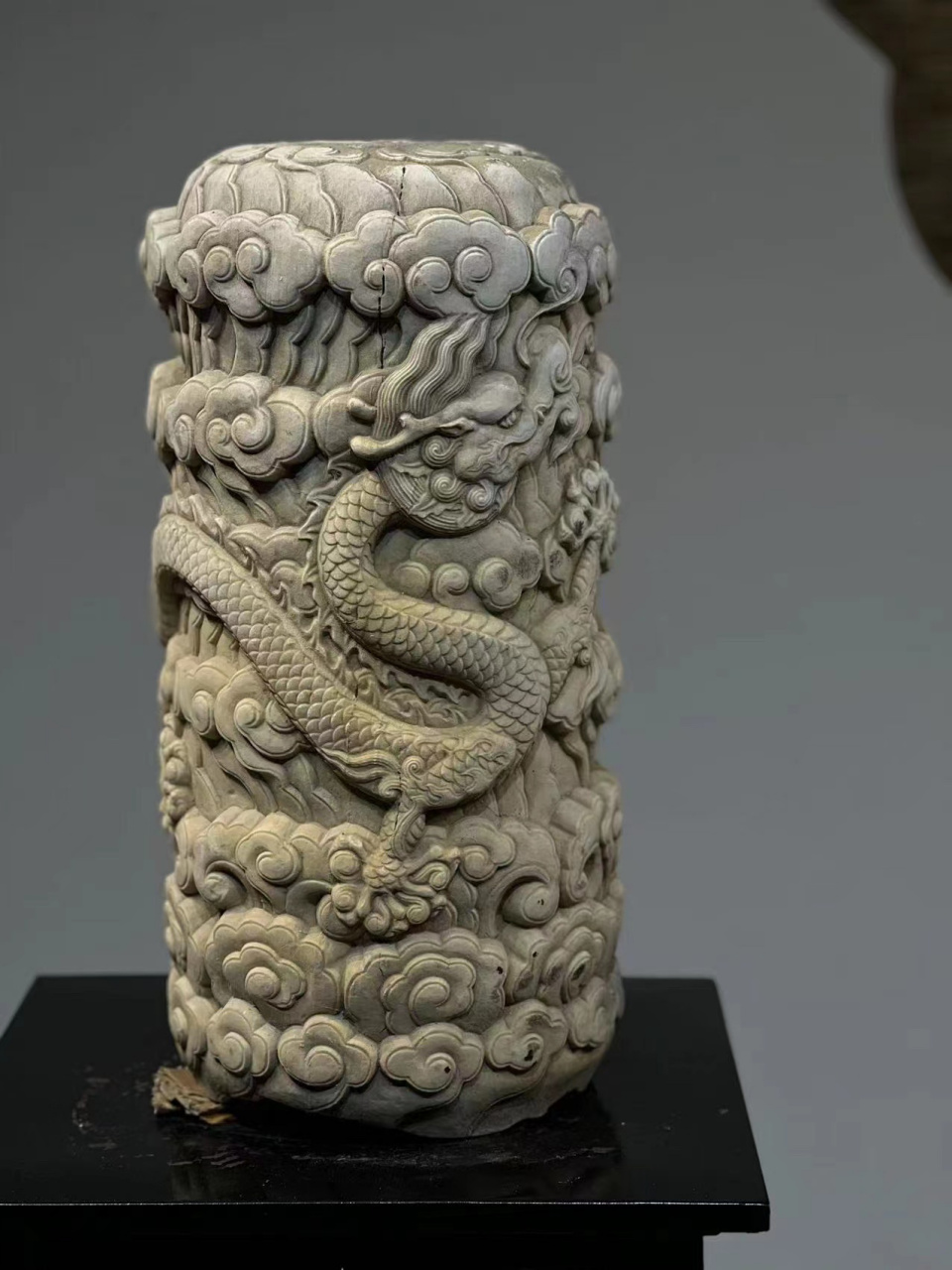 祥云柱 云朵雕刻饱满线条流畅,龙腾云而起造 祥云柱 云朵雕刻饱满线条