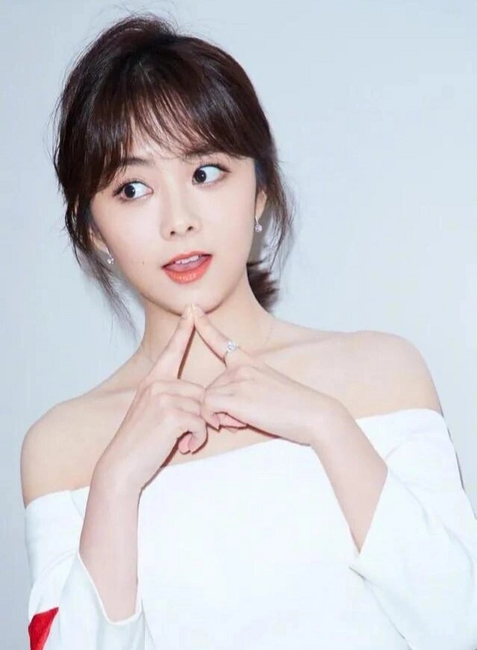 谭松韵个人简介 谭松韵是一位中国内地影视女演员,出生于1990年5月31