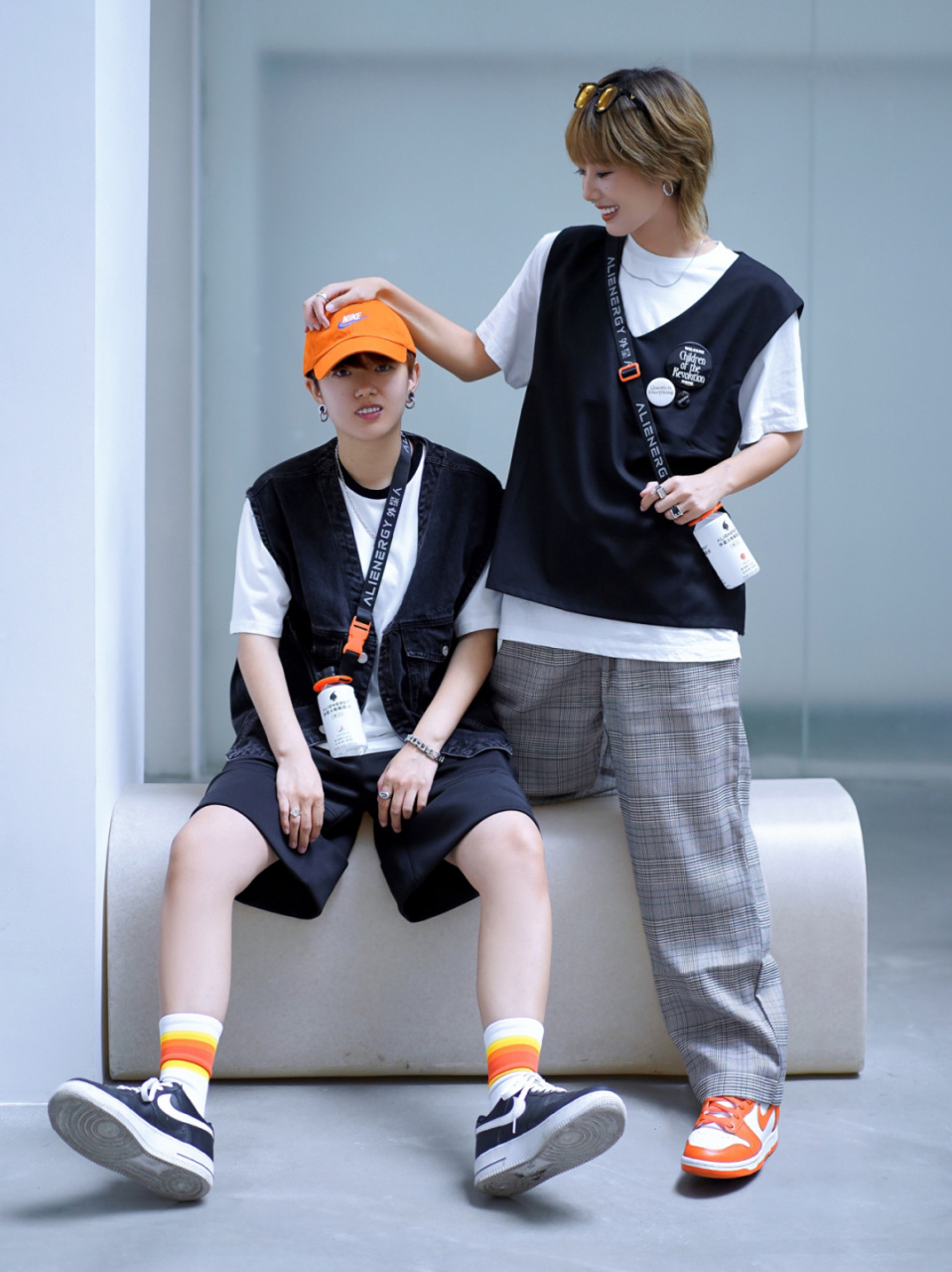 我俩不约而同的选了t恤马甲叠穿 在简约的黑白基础上加一点橘色点缀