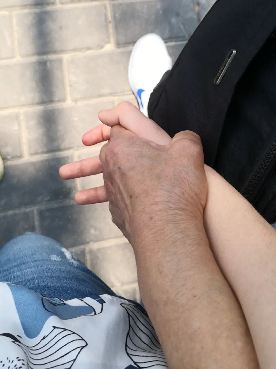 今天爷爷轻轻吻了一下我的手背 今天去爷爷奶奶家,爷爷在打电话 看到