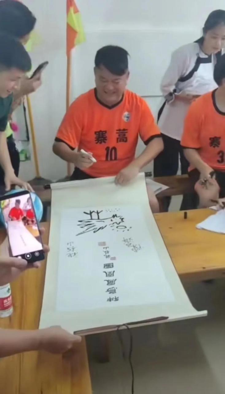 小鸡啄米图