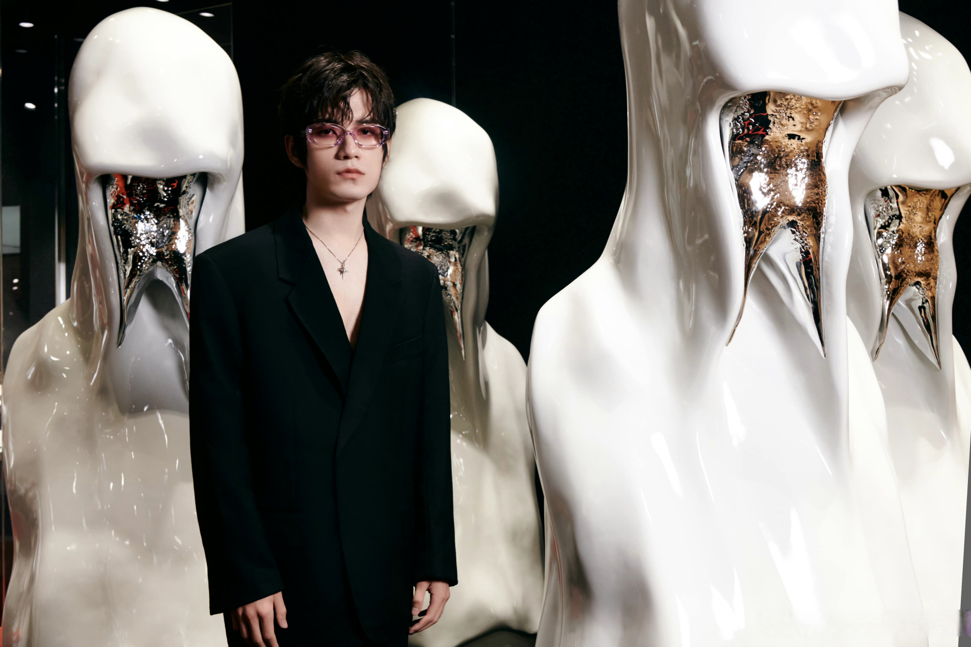 西装配墨镜,又酷又帅气!你爱酷哥,还是更爱张颜齐?[期待]