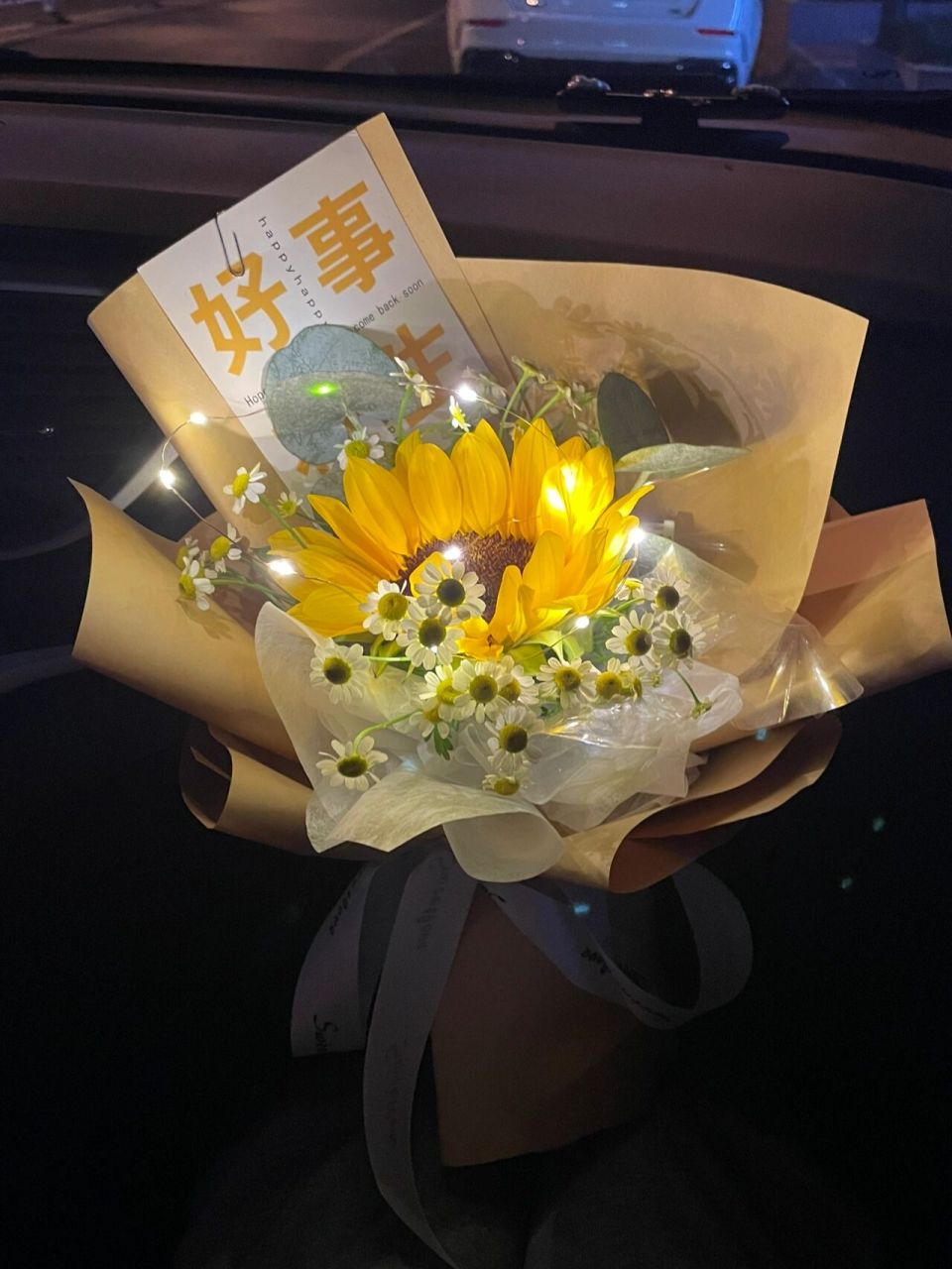 高考向日葵花束 文案: 「你们终将上岸, 万里阳光 鲜花沿路开放」 愿